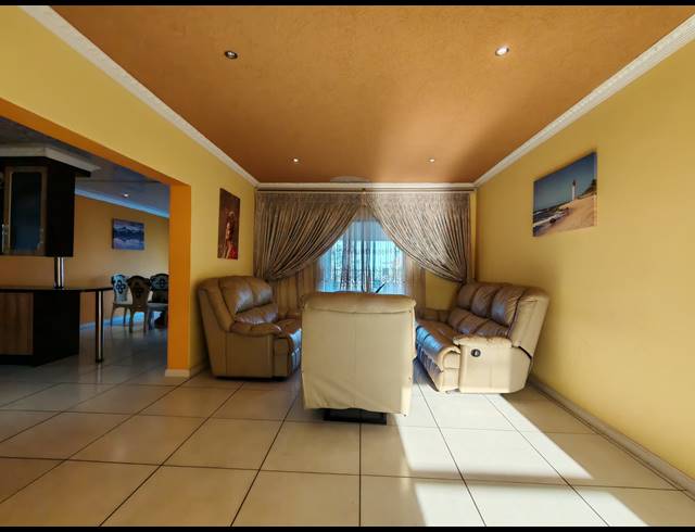 6 BEDROOM HOUSE FOR SALE IN THREE RIVERS EAST